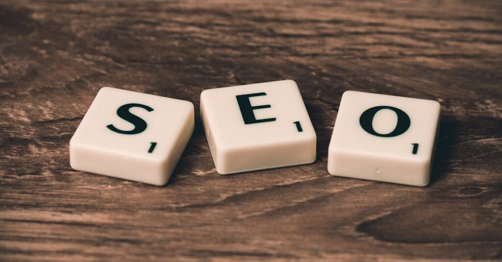 ブログへのアクセスを増やすためのSEO戦略をホワイトボードで解説する様子