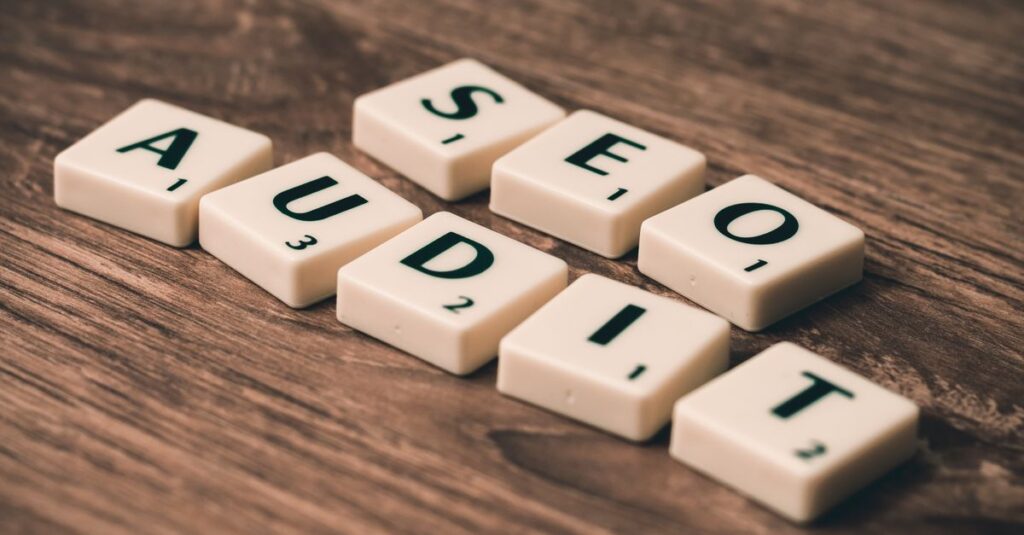 レビュー記事のSEO対策をチェックリスト形式で示した図。キーワード・構成・導線などが図解されている。