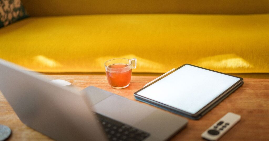 比較表を作るための無料ツールやHTMLテンプレを使っている作業風景
