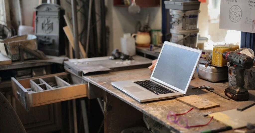 初心者向けキーワード調査ツールを使う作業机の様子
