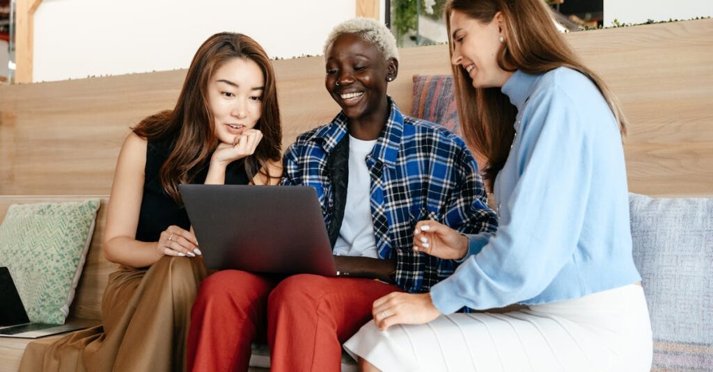 ノートPCでAIと一緒に楽しくブログを書いている様子を上から見た構図。