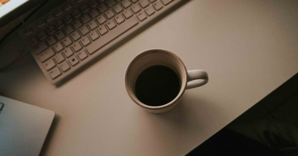 朝の静かな時間にコーヒーとノートパソコンでブログ作業をする様子。時間がない人でも無理なく続けられるAIブログの象徴的な風景