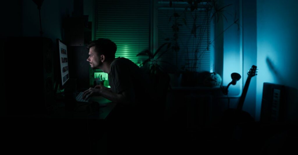 夜遅くまでパソコンに向かい、ブログ記事が書けずに悩む様子。時間がかかりすぎて挫折しそうな個人ブロガーのリアルな作業風景