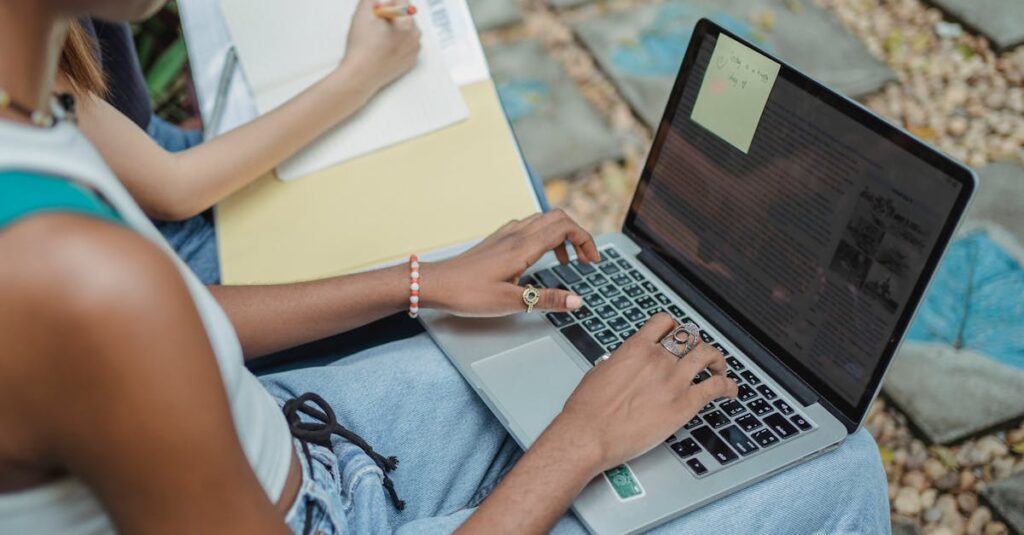 AIと人間が協力してブログを書いている様子。バランスの取れた共同作業のイメージを視覚化。