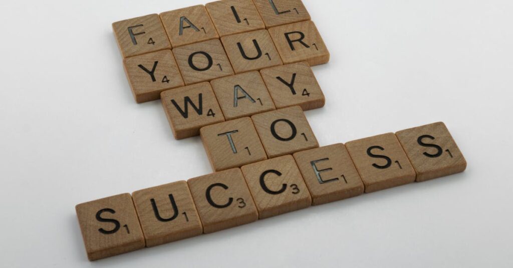 AIブログでの失敗ポイントを落とし穴として示したイラスト。注意すべき3つの要素を強調。