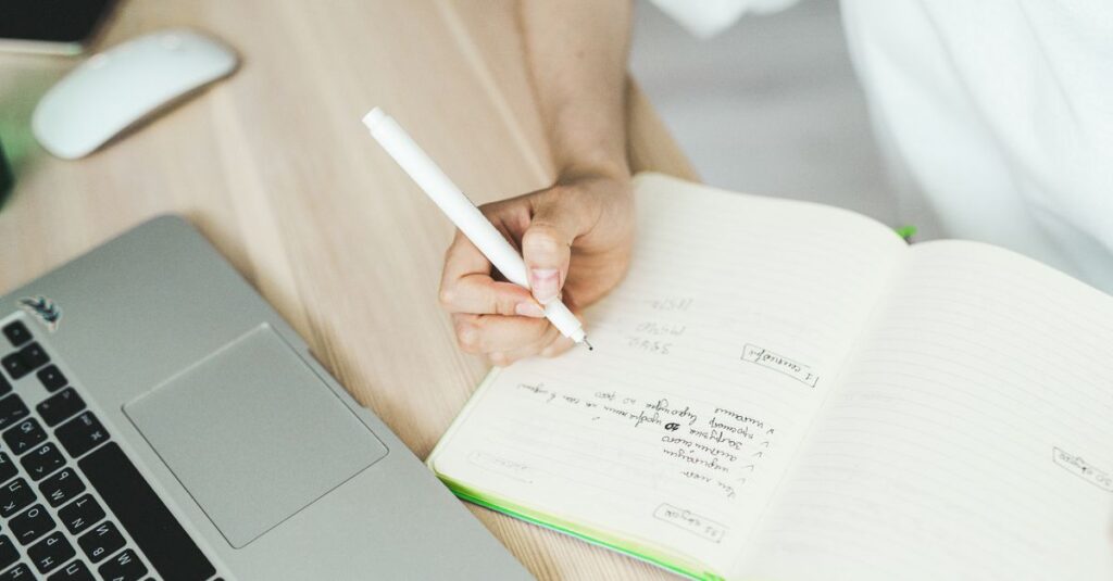 AIを活用して効率的にブログを書くためのヒントを示す図。生産性アップや活用ポイントに焦点。